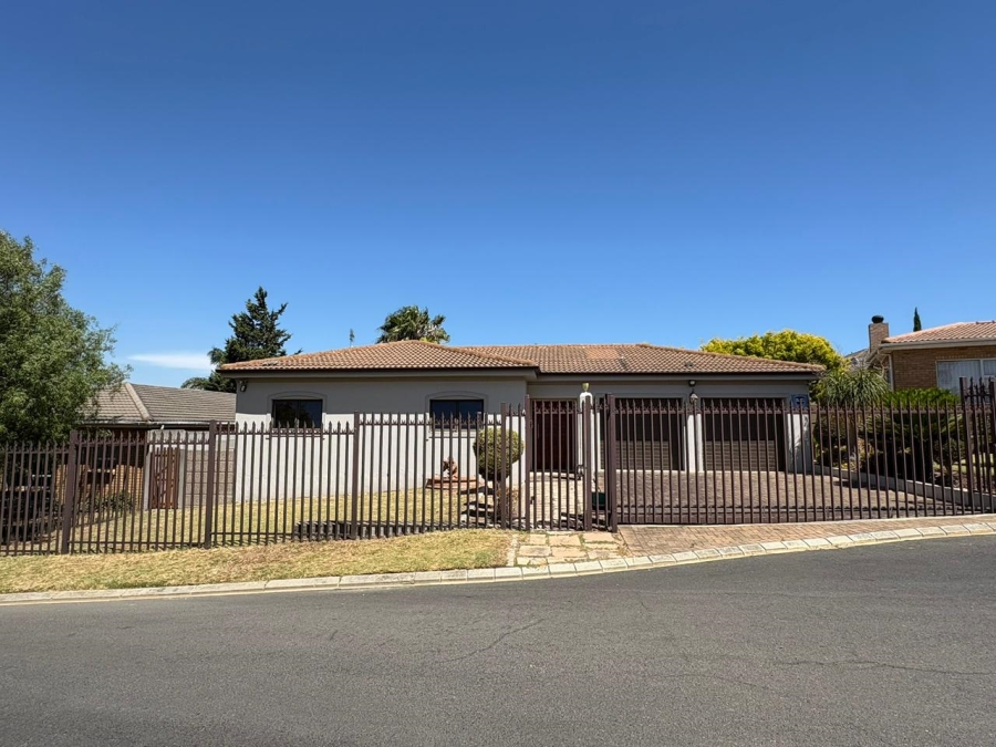 To Let 4 Bedroom Property for Rent in Uitzicht Western Cape